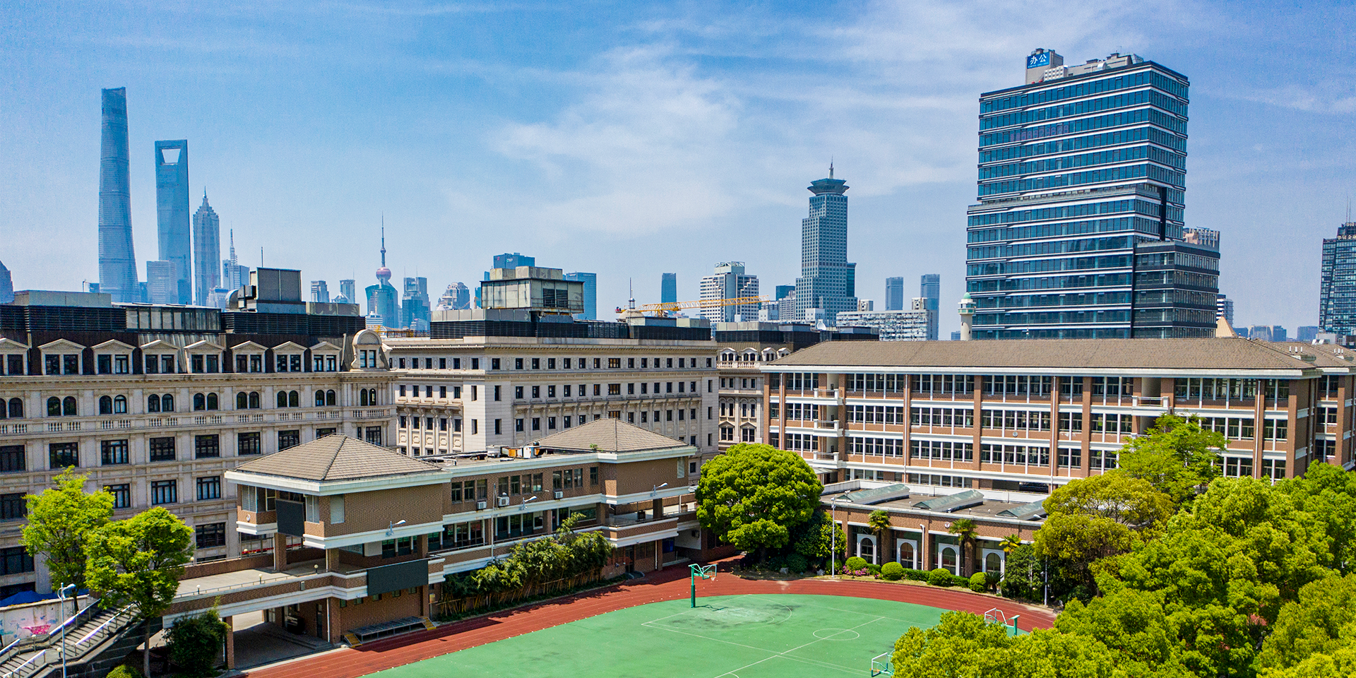 官网校园横幅：校舍与室外运动场
